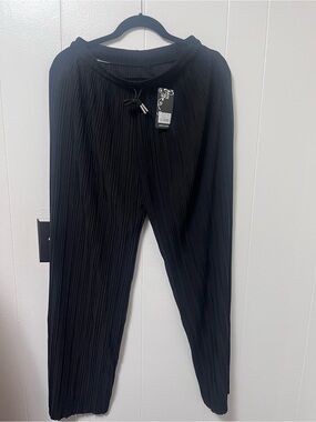 Women’s Black Pleated Drawstring Joggers